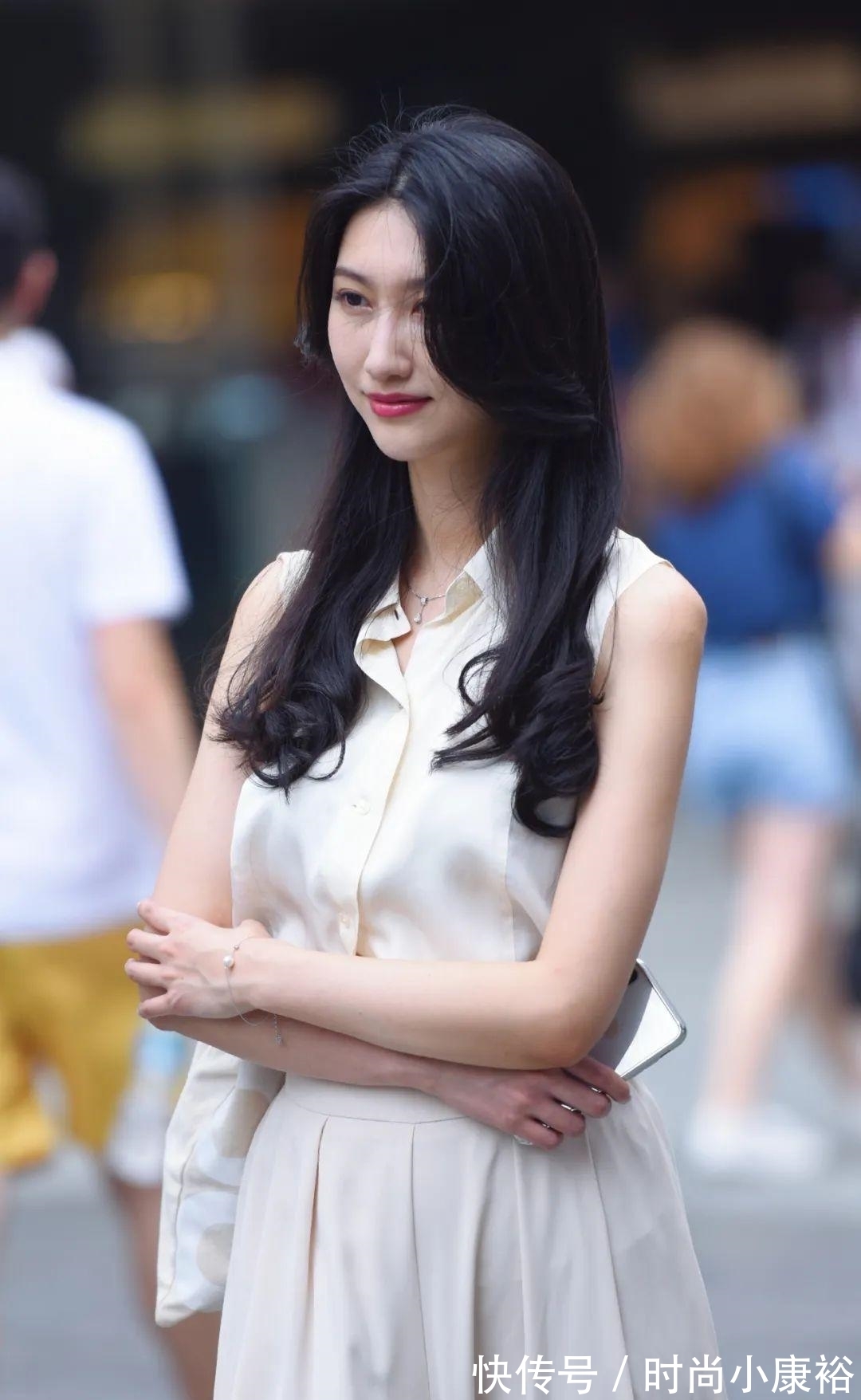 贵妇 气质优雅的贵妇,裙裤尽显她的曲线美