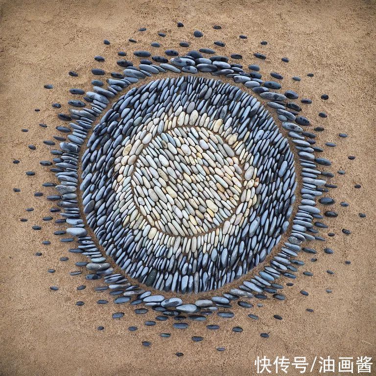 陆地|堆石头的艺术家又来了,最新作品艺术感更强,治愈强迫症