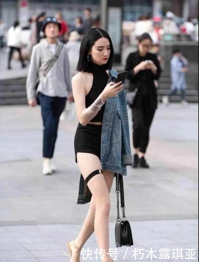 街拍：美女应该这样穿，白色短裙上身，尽显完美气质！