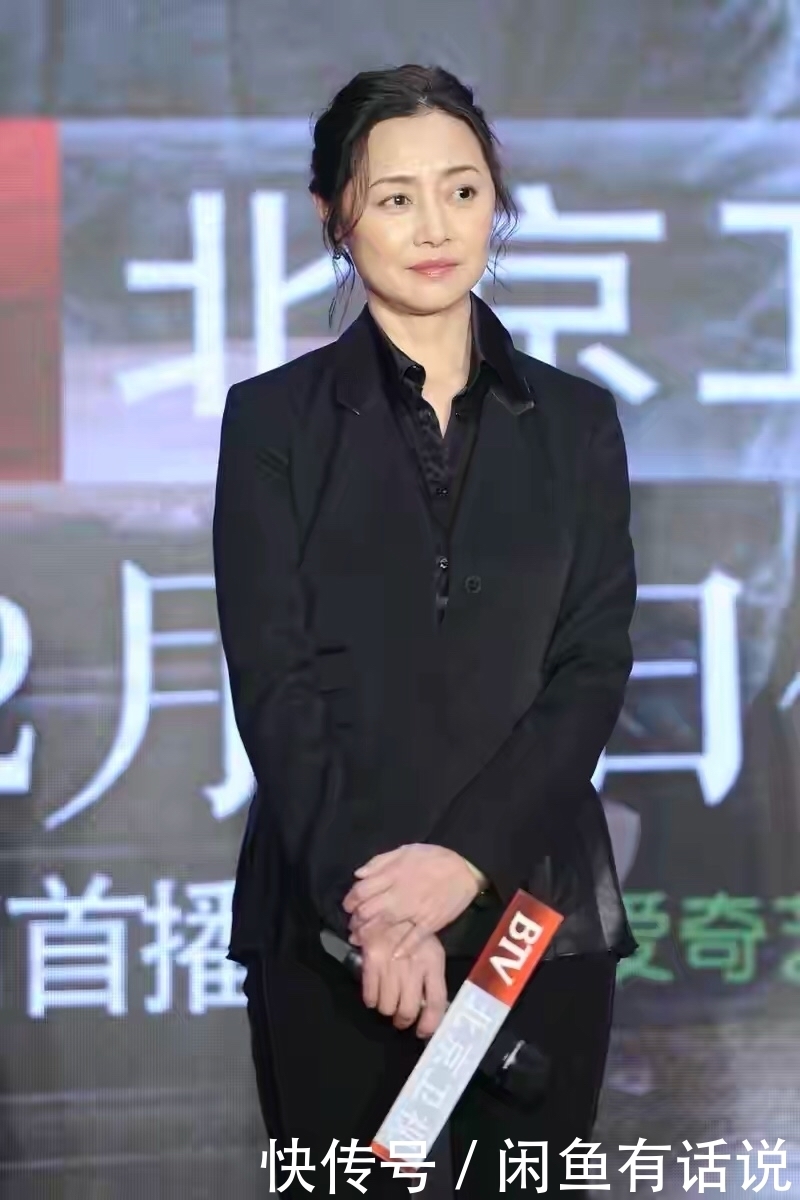 裙子|刘蓓真会博眼球,穿一身“鱼鳞裙”还不够,里面再套裙子意外洋气