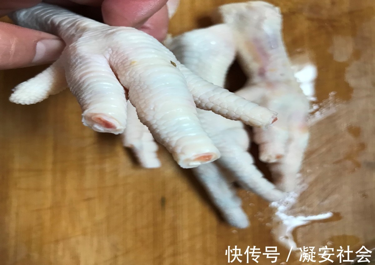 泡椒凤爪|网红小吃泡椒凤爪，在家做非常简单，酸辣开胃