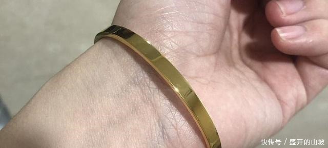 光面|黄金手镯买光面的好还是磨砂面的好内行人道出了实情!