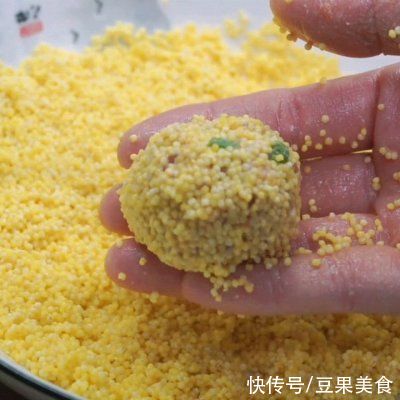 小米蒸肉丸鲜糯十足，寓意团团圆圆