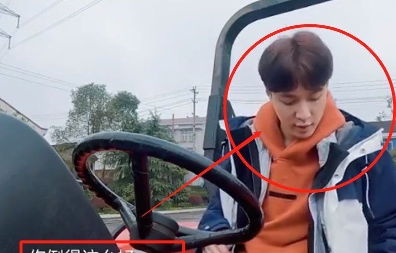 左手|张艺兴学开拖拉机,用左手挂挡超厉害,被教练调侃速度快太真实了