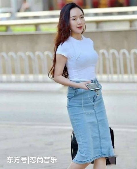 开叉|白色紧身衣搭配开叉牛仔裙,妥妥的女神范