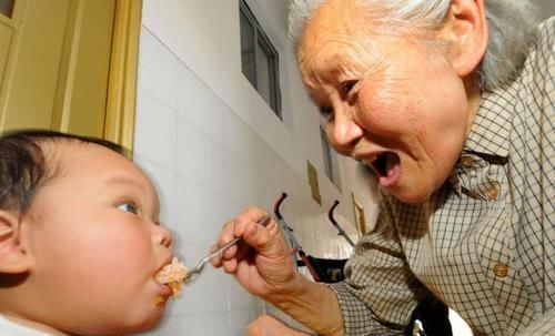 盐巴|孩子啥时候可以开始吃盐?是否越晚越好?儿科医生:家长都做错了