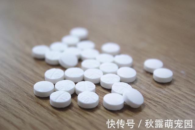 维生素胶囊|女性过了50岁，要补充哪些营养素？医生给出的观点，可参考