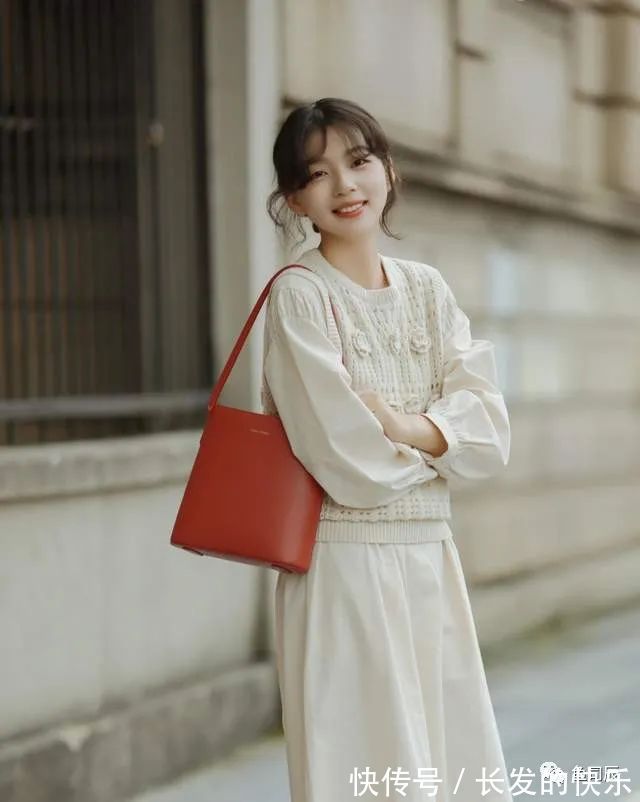 包包 秋冬的复古穿搭指南，身穿衬衫＋棕色半身裙，复古高级又时髦！