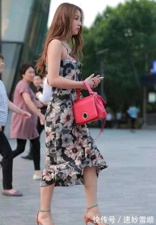 性感|青粉色大花裙，时尚简约又性感，少女感满满