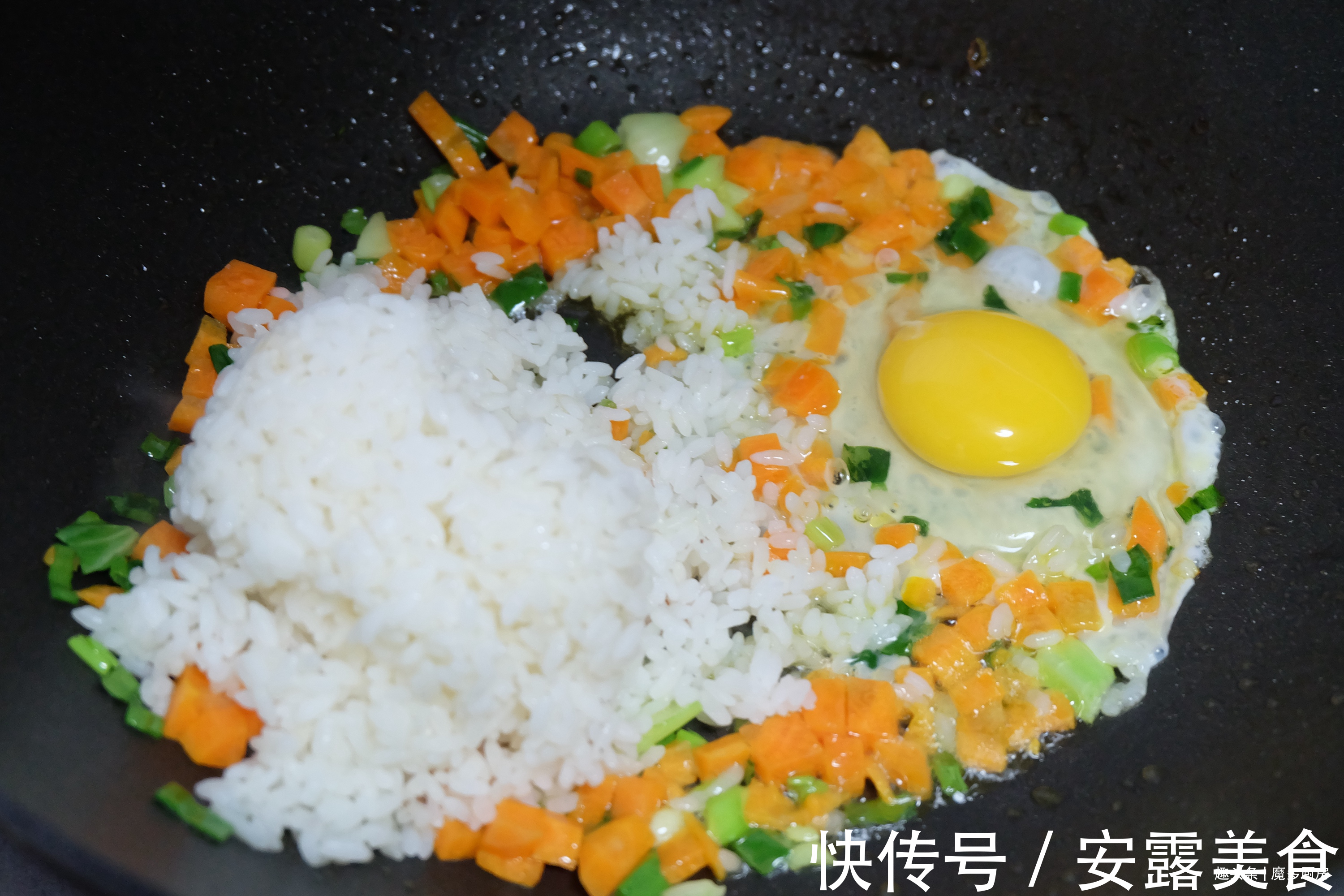 米饭|最近体重开始降了，晒晒我的午餐吧！一盘炒饭475千卡，吃得开心