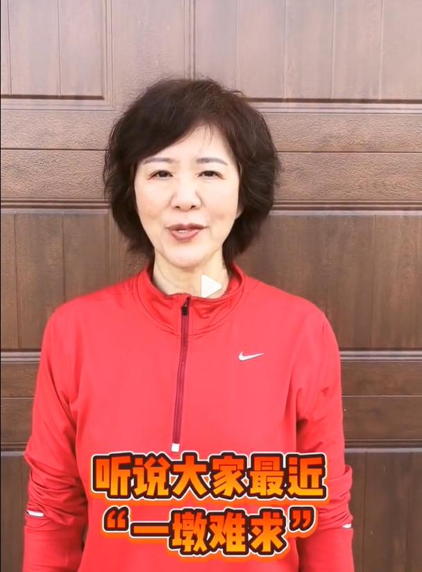 王育成|61岁郎平亮相显年轻!退休5个月变“V脸”,在美国购物住中式别墅