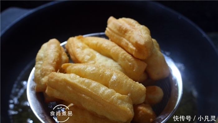  油条自己在家做，蓬松香软又清爽，好吃不油腻，比市售的健康