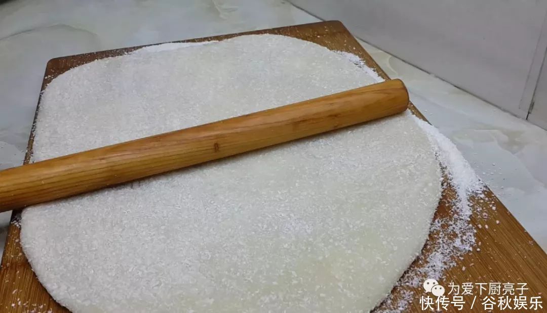 1碗米饭，3勺糯米粉，擀杖一搅，做出创意小零食，比春卷好吃十倍