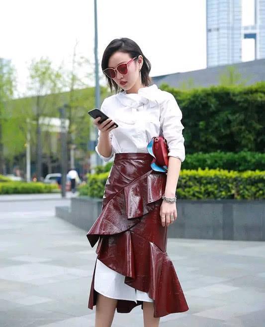 舒适|街拍小姐姐一件黑色半袖上衣宽松舒适,搭配白色短裤显得休闲风