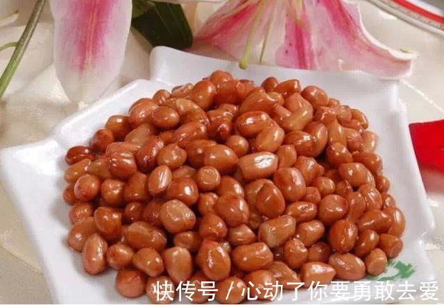 炒花生下锅之前加一步,炒出的花生又翠又香又好吃