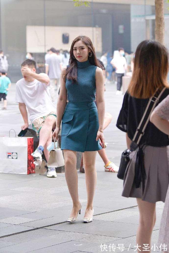 气质 美女街拍:美女肤白貌美气质佳,一般人养不起吧