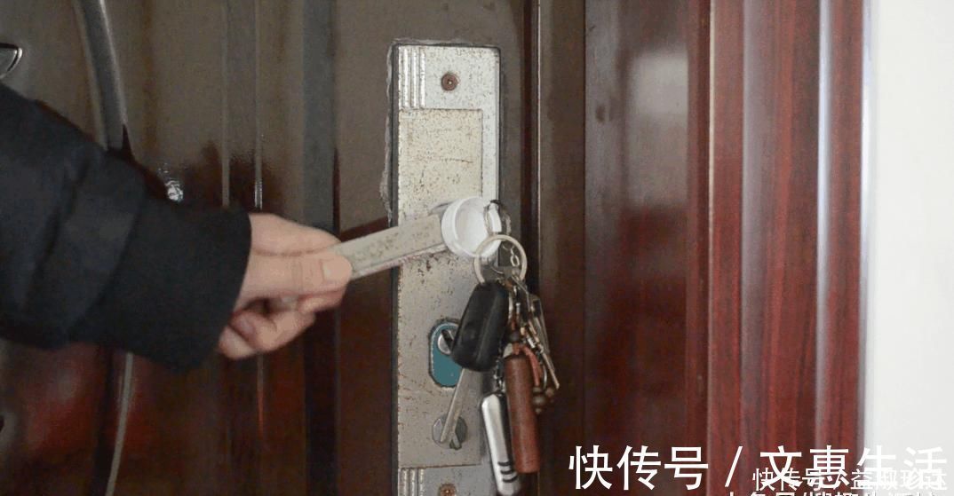 塑料|门把上粘个塑料瓶盖, 没想到还有这妙用, 家家户户都用得着