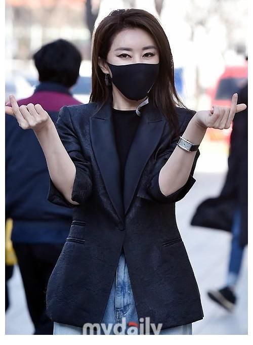 「MD PHOTO」 韩国女歌手金完宣出演《两点出逃》节目