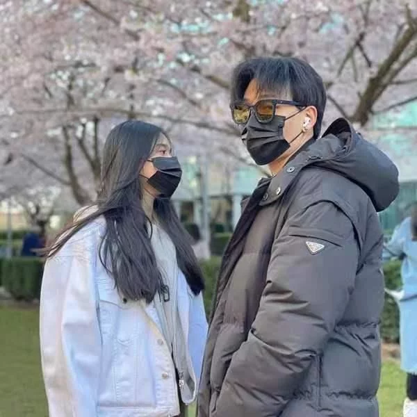 19岁陈坤儿子恋情疑曝光,与美女遛狗合影,罕露脸颜值不似爸爸 19岁陈坤儿子恋情疑曝光,与美女遛狗合影,罕露脸颜值不似爸爸