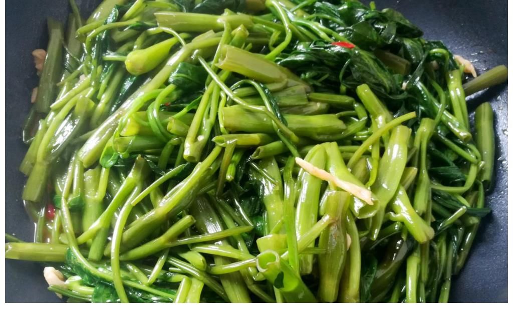 蒜蓉炒空心菜|炒空心菜别焯水，学会餐馆的做法，多加2物，爽脆入味不发黑
