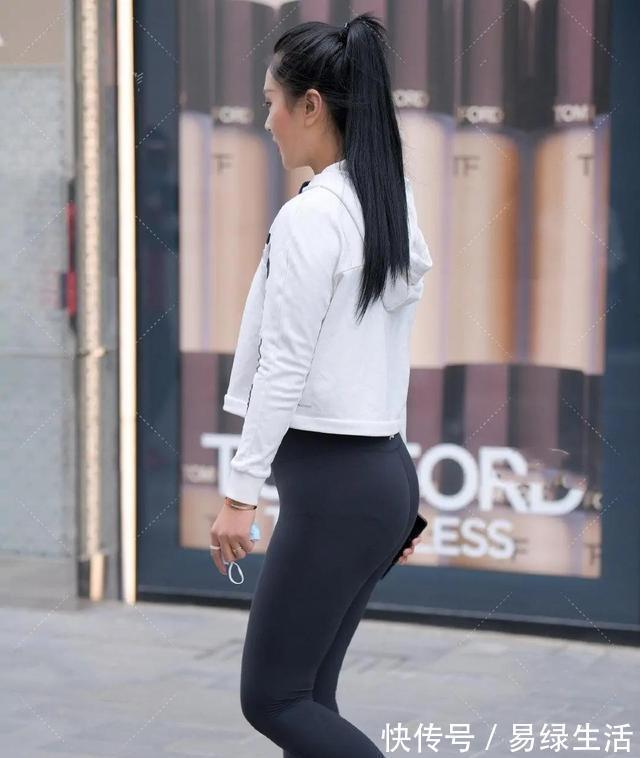 打底裤 白色性感外套搭配黑色无痕打底裤,不好搭配,显得人更加娇小