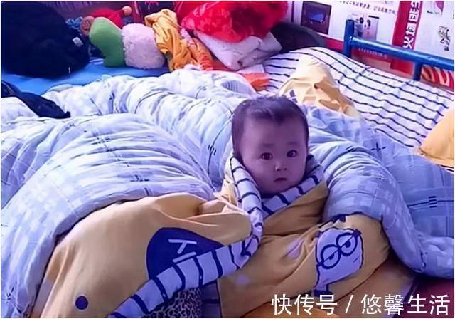 睡眠质量|“不靠谱”妈妈带娃午睡,不料先把自己哄着,孩子的小表情太暖心