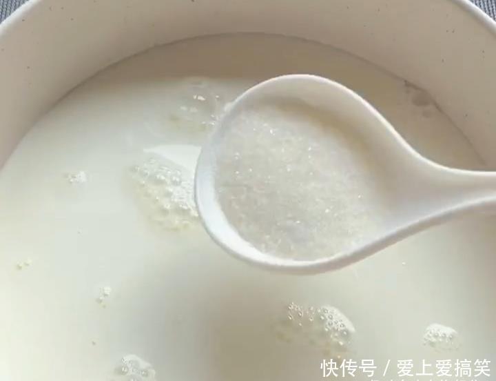 小朋友在家,用草莓,简单几步,轻松做成小吃,香甜爽口,人人爱