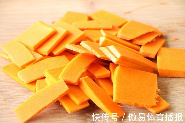 玉米油|糯米粉和南瓜这样做，既当点心又当早餐，软糯香甜，越吃越上瘾