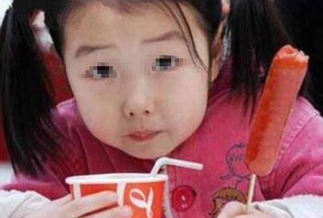 我们的孩子正在被“催熟”,这些黑名单零食,家长们尽量别买