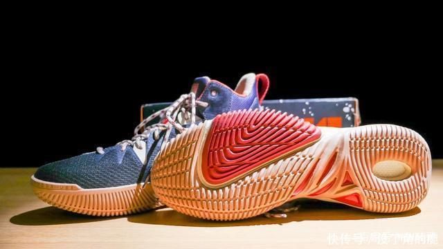 颜值设计双满分!首款“高端外场实战鞋”究竟有何玄机