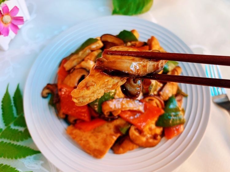 家常豆腐豆腐，外焦里嫩，味道鲜香浓郁，给肉都不换