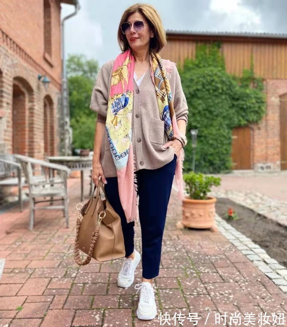 紧身裤 当你变老了,一定也要穿得大方得体,学大妈们这样穿时尚大气