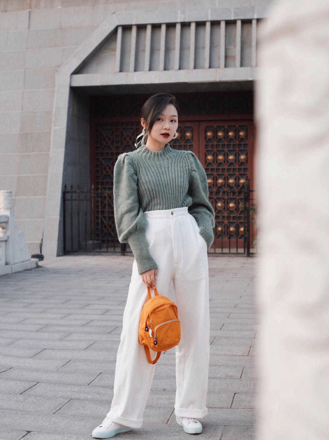 帆布鞋|小个子女生入秋就这么穿,蓝色衬衫搭高腰裤又飒又美,显高又显瘦