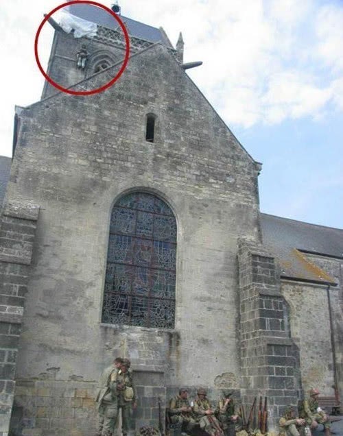 伞兵|凭实力装死:二战伞兵跳伞失误被挂教堂上,没想到一挂就是76年