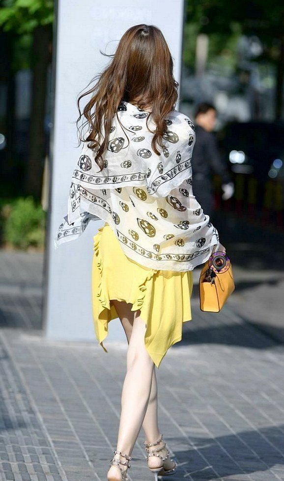 美女街拍:女超人姐姐:连衣裙搭配铆钉高跟鞋,就是与众不同!