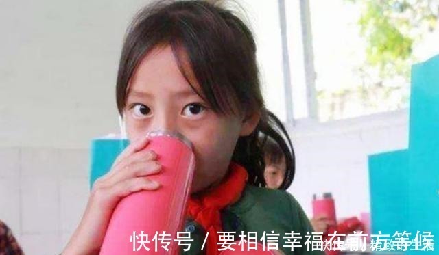 央视|央视曝光“夺命杯”,热水倒进去后变成“毒水”,很多家长还在用!