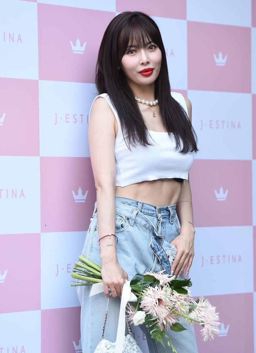 小姐姐|泫雅又飒又美，穿白色背心配高腰的牛仔裤，身材比例出众，真吸睛