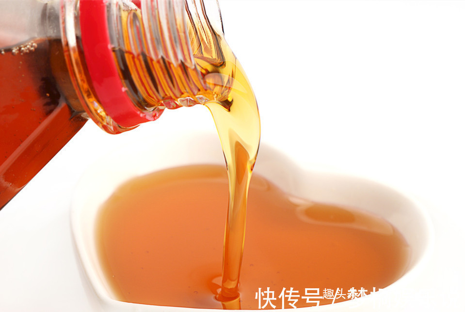 老年人|一勺蜂蜜一勺油，解决老年人便秘，又不伤肠胃，太简单