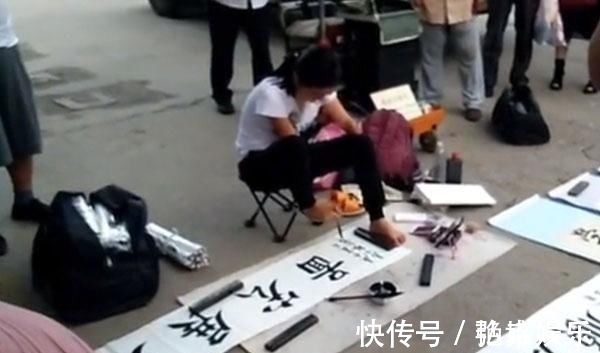 地摊!一位没有双手美女的“地摊书法”,用脚写欧楷榜书,用笔险绝精到