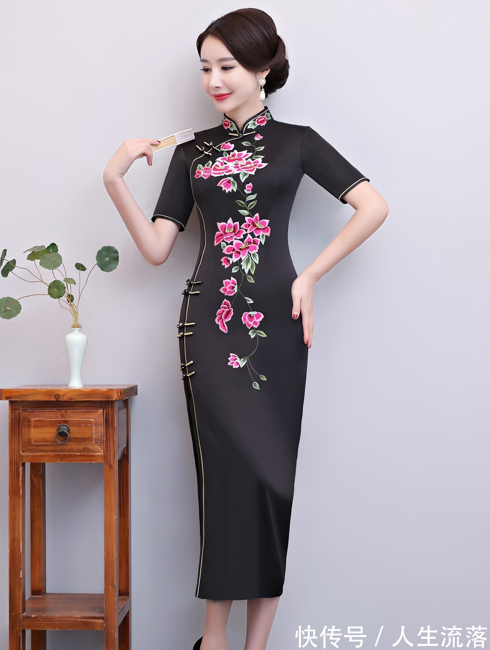 丝袜 旗袍的高开叉,无色的长丝袜,当她们搭配在一起时魅力会怎样?