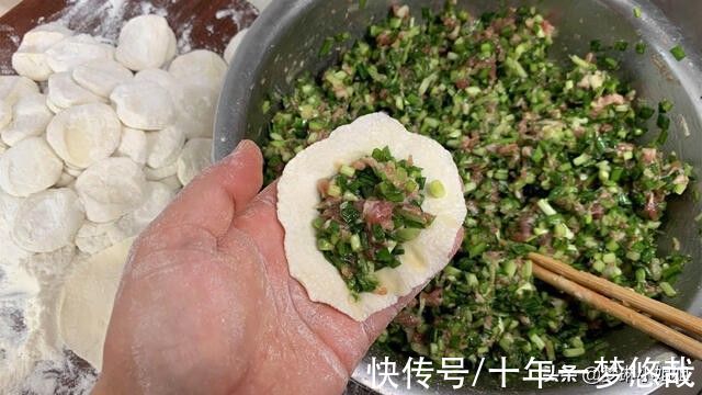 包韭菜饺子，直接拌馅是大错，多加1步，韭菜馅更翠绿，不出水