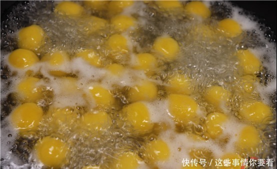 南瓜别做南瓜饼了,教你一种新吃法,比大鱼大肉香,比汤圆还解馋