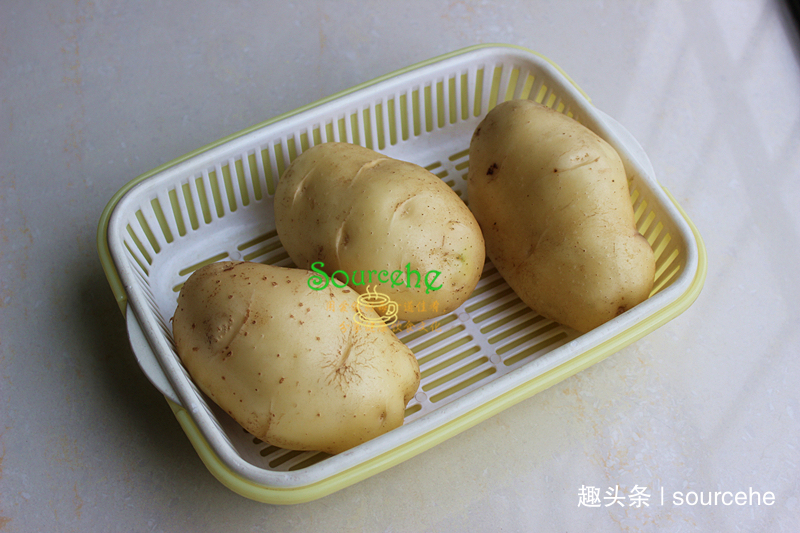 教你做椒盐土豆条,色泽金黄,咸香酥脆,咔嚓作响,好吃到舔手指