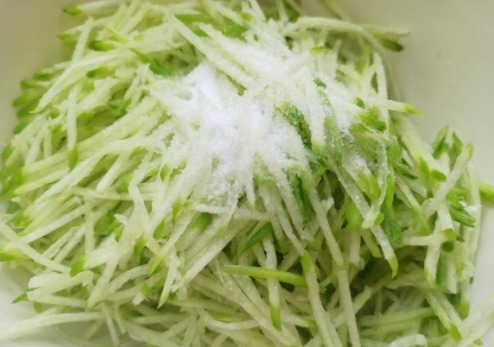 丸子|这才是萝卜丸子的传统做法,外酥里嫩,不加一滴水,凉了也不会硬