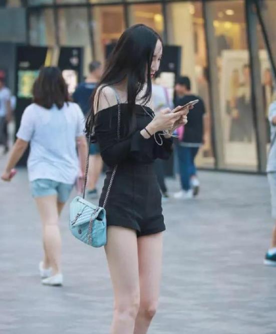 街拍：身材微胖的小姐姐，白皙美腿很是吸引眼球，墨镜戴出了气场