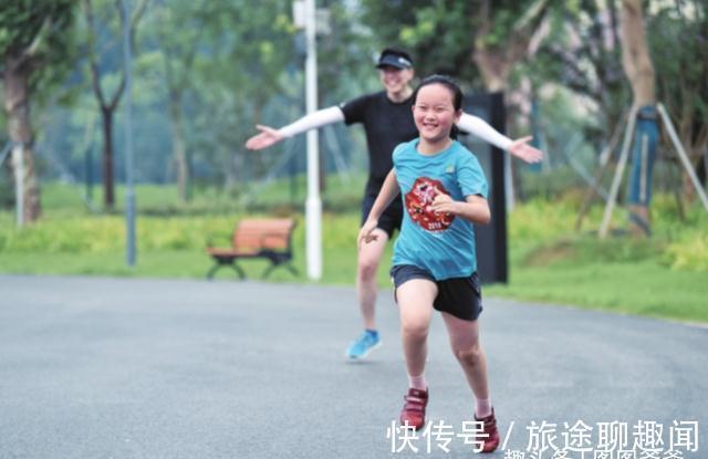 男孩|男孩因“喝水”进医院,医生:这3个时间段少给孩子喝水,易积食