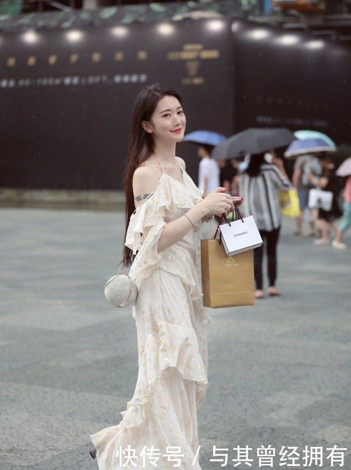 身材|街拍:成熟美女韵味十足,身材高挑皮肤白皙,散发女性特殊魅力