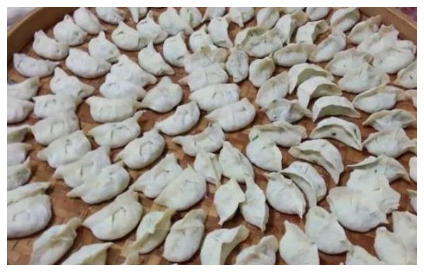 自制韭菜鸡蛋虾米水饺,多加这1步,营养又美味,一口一个都不够