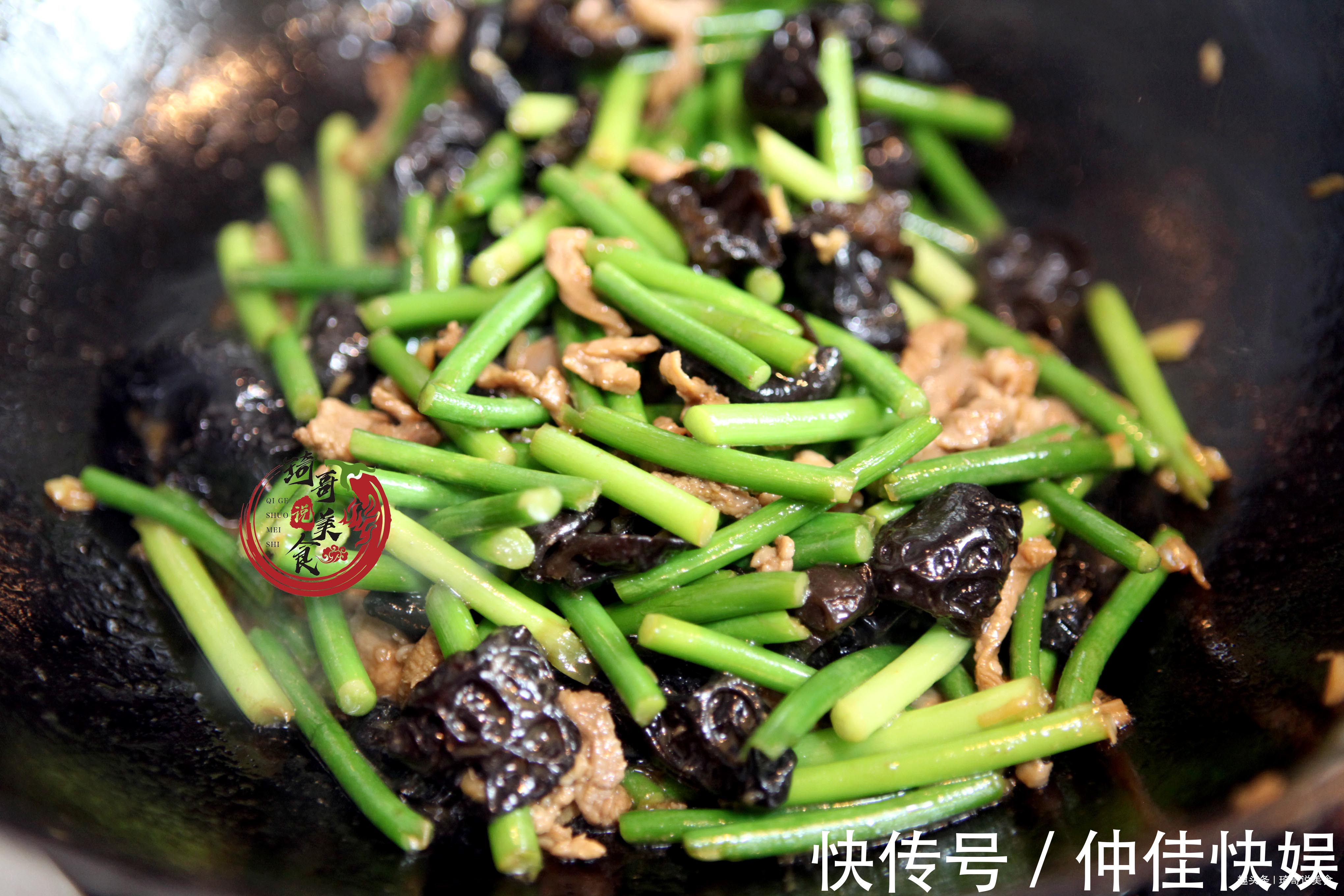 炒木耳|炒木耳时，“噼啪”炸锅真吓人！只需多做1步，木耳不炸锅更好吃