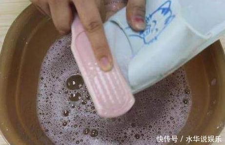 牙膏|拖鞋时间久了发黑有污垢,傻傻的用手洗教你一招,旧鞋秒变新鞋